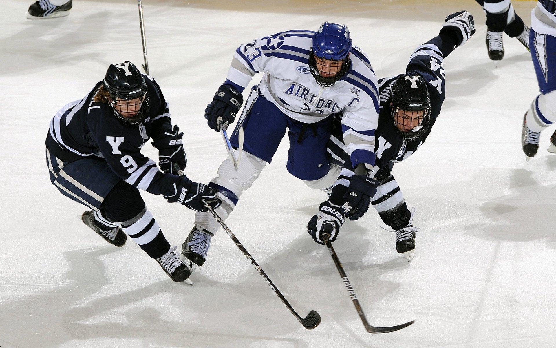 法甲赛场突发暴力事件,助理裁判遭投掷物击中,里昂比赛被迫中断球员撤离