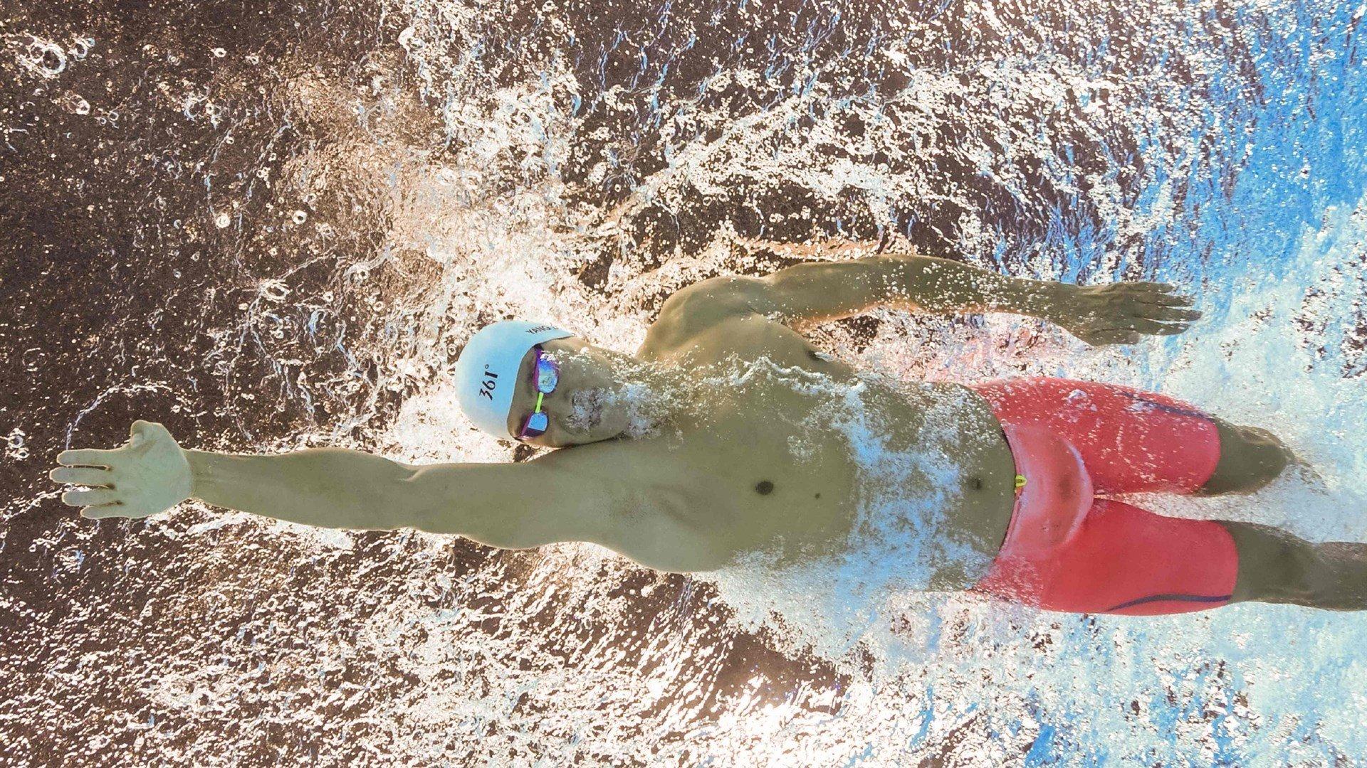 印尼球员迪克斯重伤离场，亚洲杯预选赛惊魂一刻，禁区争顶头碰头，医疗团队紧急救援