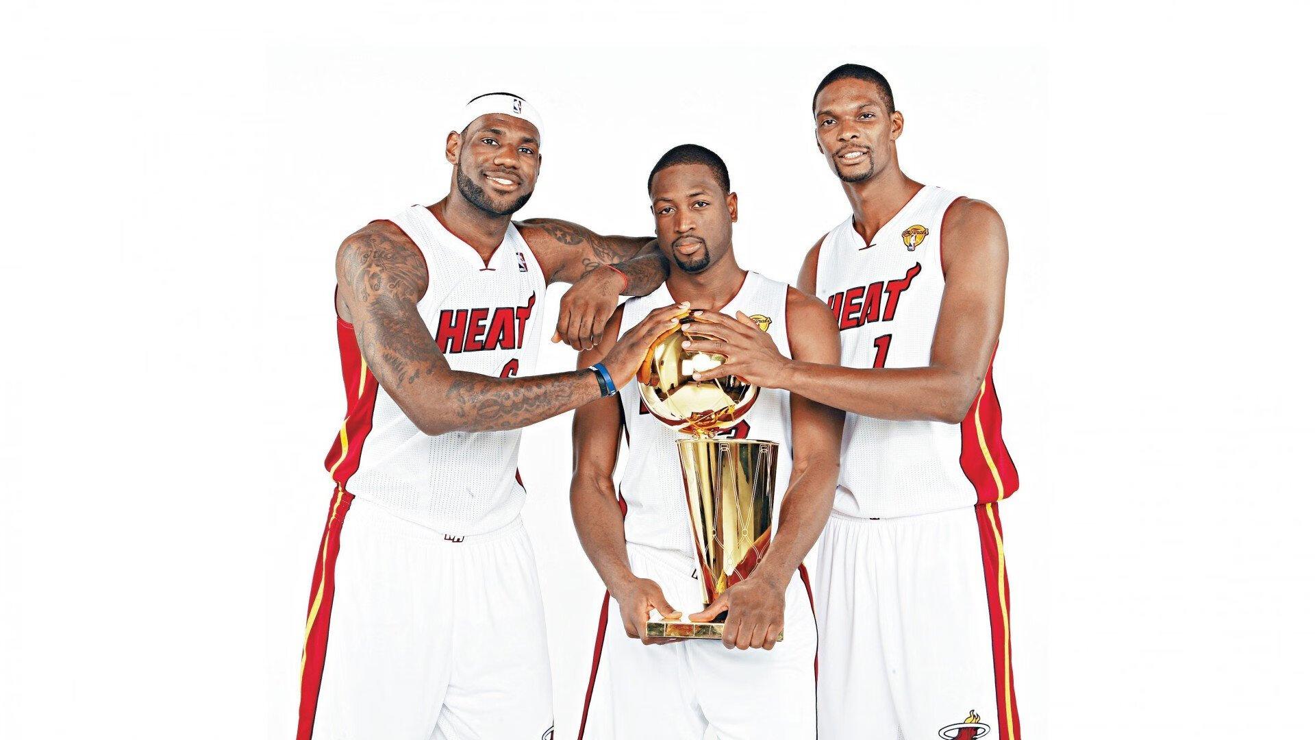 詹姆斯续写紫金传奇，连续八年效力湖人，创个人生涯最长忠诚纪录