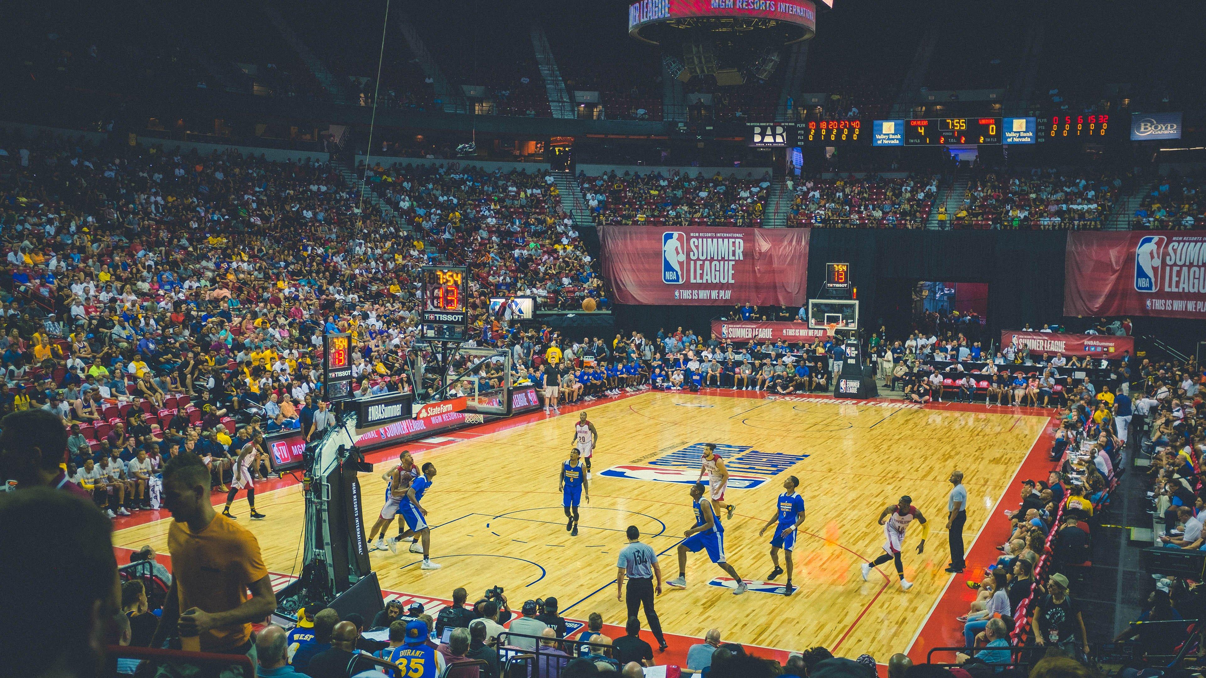 莫兰特飞抵中国开启篮球之旅 手持篮球亲切问候球迷